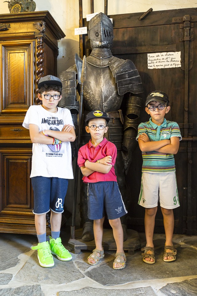 Armure et enfants au château