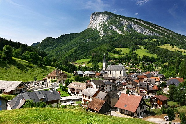 St Pierre d'Entremont au pied de Roche Veyrand