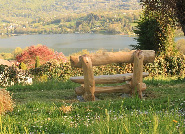 Un accompagnement à la création d’un banc avec des troncs d’arbre_Saint-Franc