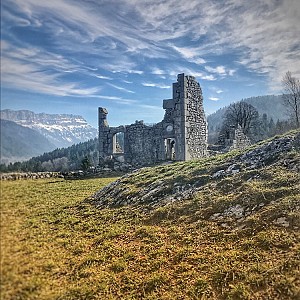 Ruines du Château de Montbel - St Pierre d'Entremont Ruines du Château de Montbel - St Pierre d'Entremont
