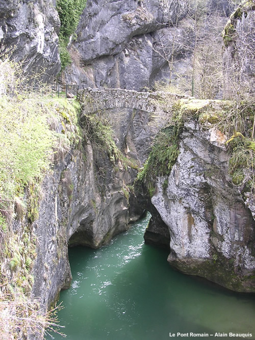 Le Pont Romain - St Christophe la Grotte